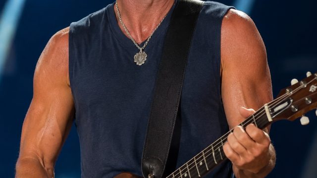 Kenny Chesney Sticks to Music, Leaves Politics Out of the Spotlight